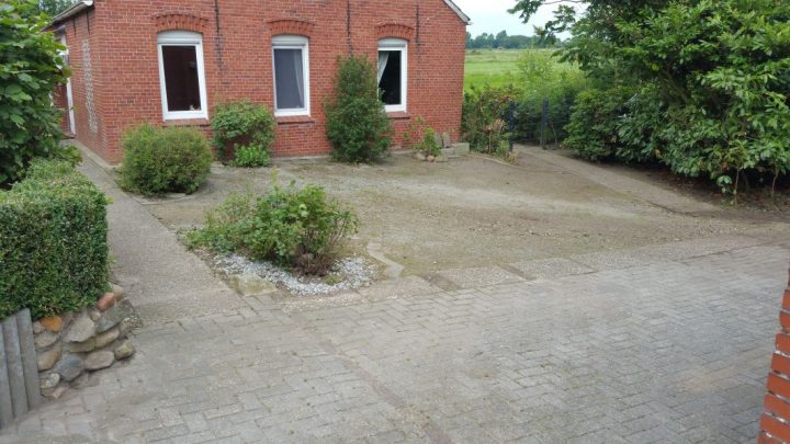 Auffahrt von Unkraut befreit