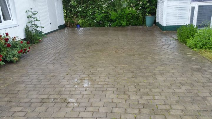 Auffahrt trotz Regen gründlich gepflegt