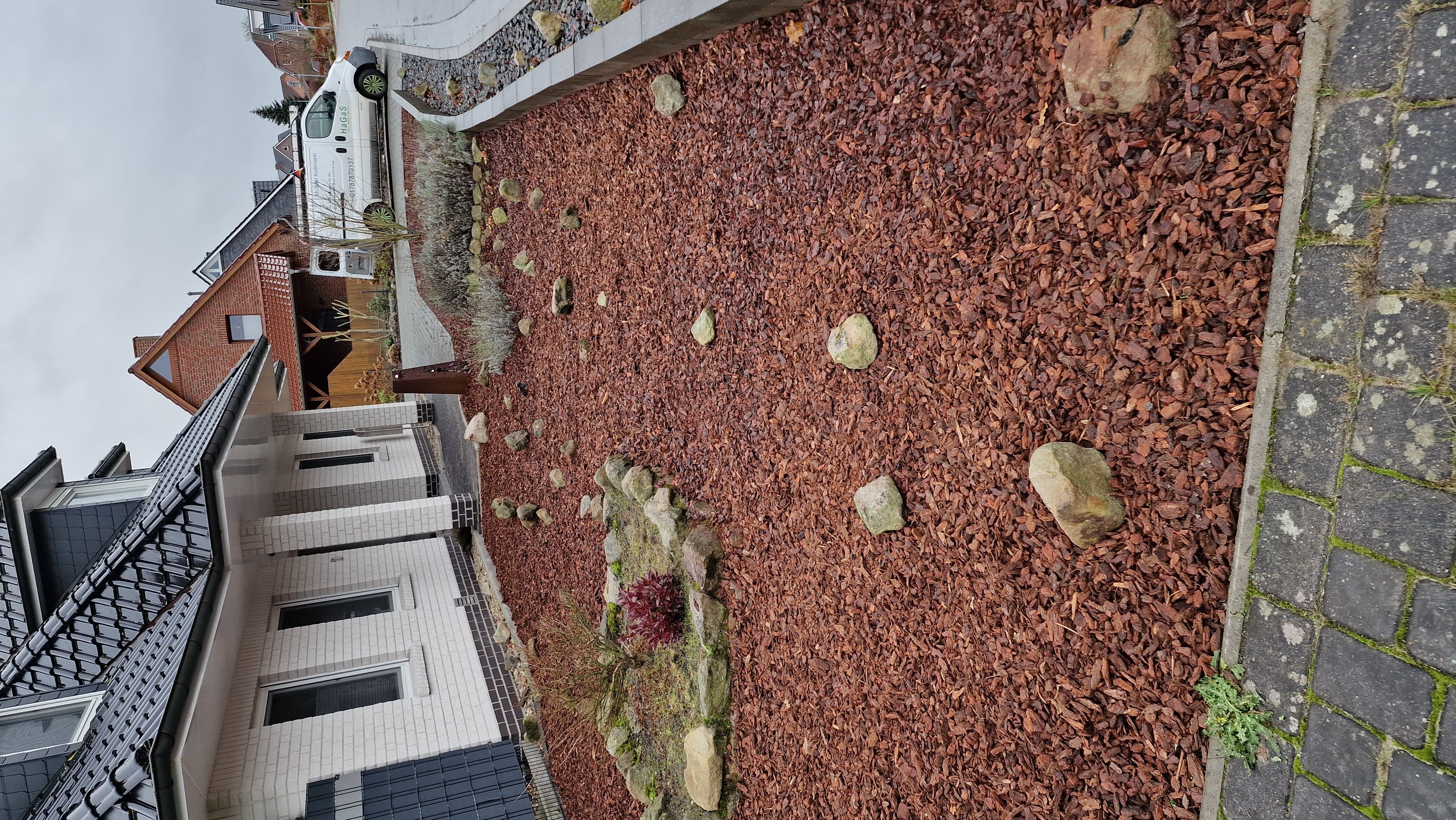 Kiesbeet in ein natürliches Mulchbeet verwandelt